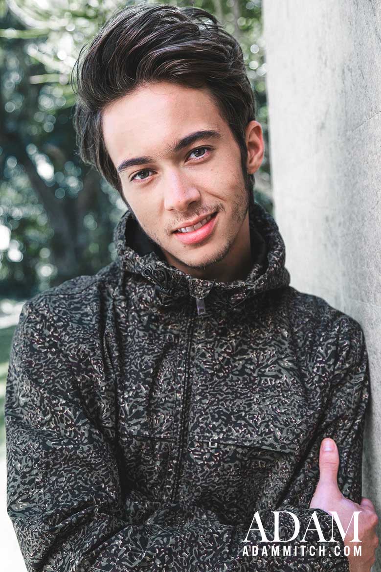 Guilherme Hamacek vest jaqueta camuflada, Renner / Foto: Fael Gregório para Revista ADAM